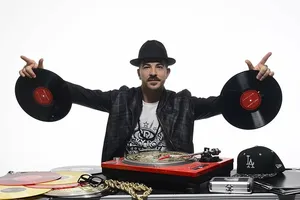 男人，控股，黑胶唱片，dj，转盘，刮擦，嘻哈，文化