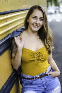 穿黄色上衣的女人 穿黄色上衣的女人