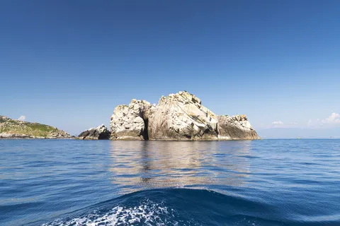 被水体包围的小岛