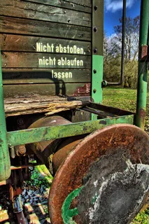 铁路，货车，缓冲器，生锈，白天，木质材料，无人，自然