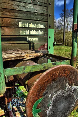 铁路，货车，缓冲器，生锈，白天，木质材料，无人，自然