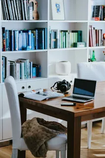 桌上放着各种物品的银色笔记本电脑