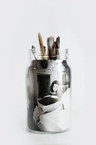 透明玻璃罐上的配套刷子