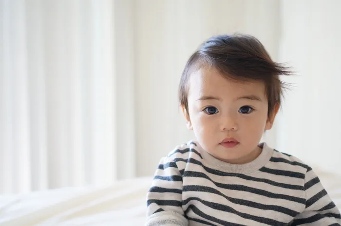 幼儿，姿势，穿着，黑色，灰色，条纹，圆领衬衫，男孩