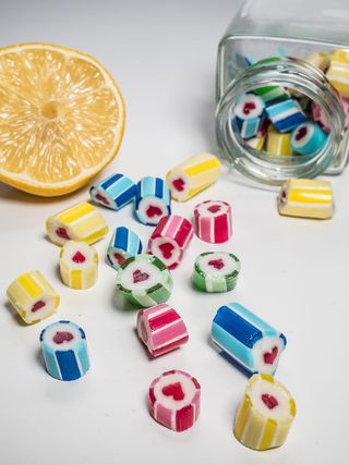 食品摄影, 冰糖, 棒棒糖, 柠檬, 罐, 心形糖果, 颜色, 条纹