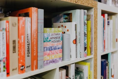 书店里有很多书