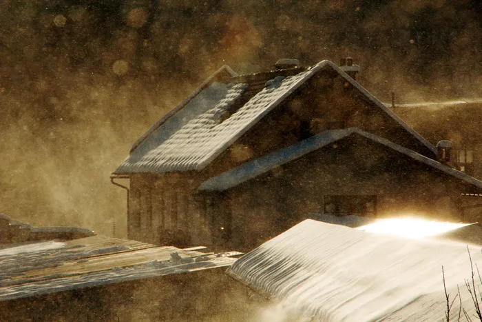 涂有雪的棕色房屋漆
