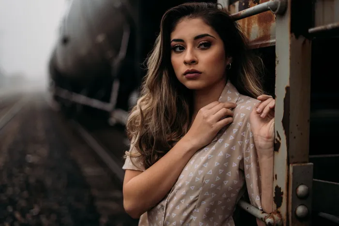 穿着米色衬衫的女人倚在火车上