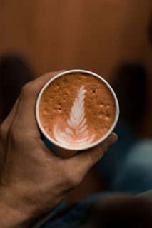 拿着咖啡杯的人