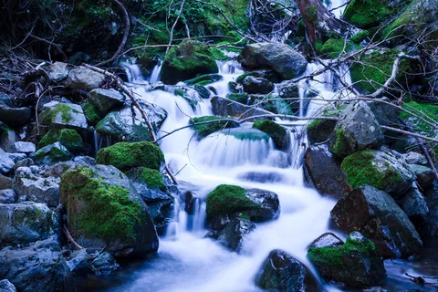 岩石上水流的延时摄影 岩石上水流的延时摄影