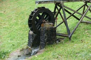 水车、池塘、可再生能源、环保、公园、湖泊、草地、车轮