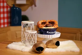 椒盐卷饼，盐，桌子，食物，木材，室内设计，厨房，吃