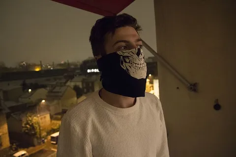 巴黎,法国,班达纳,夜晚,巴黎之夜,闲逛,伙计,骷髅头 巴黎,法国,班达纳,夜晚,巴黎之夜,闲逛,伙计,骷髅头