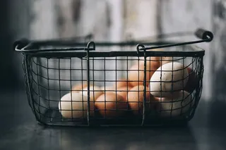 带鸡蛋的金属线篮子