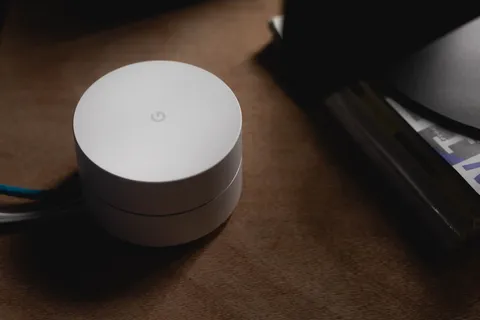 棕色纺织品上的白色谷歌主页 棕色纺织品上的白色谷歌主页