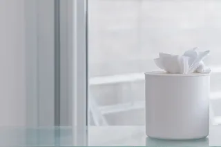 玻璃窗附近容器上的纸巾