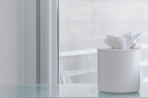 玻璃窗附近容器上的纸巾 玻璃窗附近容器上的纸巾