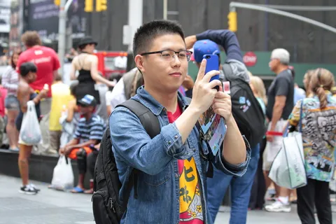 男人, 拍摄, 照片, 控股, 小册子, Selfie, 亚洲, 花花公子 男人, 拍摄, 照片, 控股, 小册子, Selfie, 亚洲, 花花公子