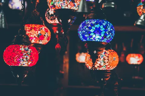 点亮的彩色吸顶灯 点亮的彩色吸顶灯