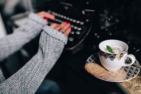 在旧打字机上打字的女人