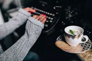 在旧打字机上打字的女人