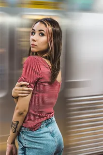 穿着红白条纹T恤和蓝色牛仔的女士