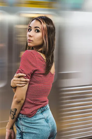 穿着红白条纹T恤和蓝色牛仔的女士