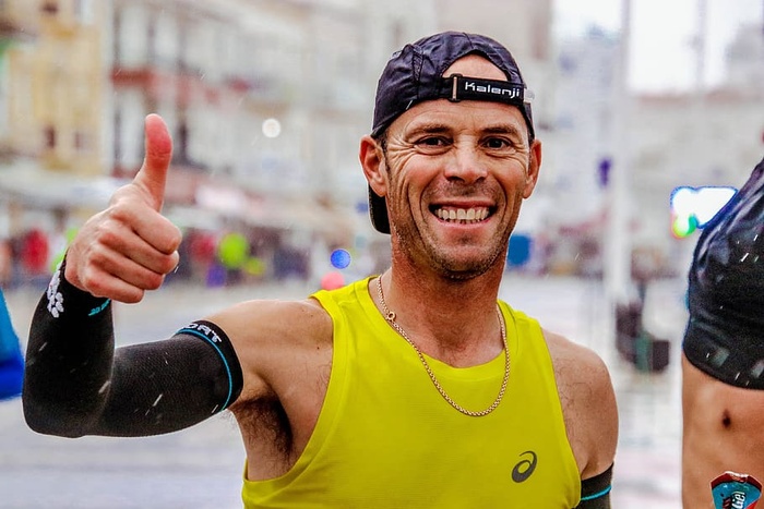 竖起大拇指做手势的人