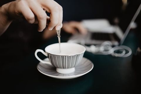 男性用笔记本电脑和一杯咖啡工作