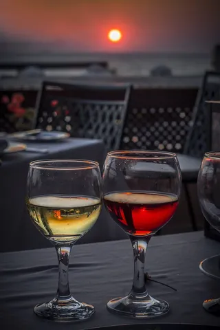 两个，透明，酒杯，装满，红色，黄色，液体，葡萄酒