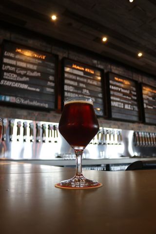 桌面上的透明酒杯