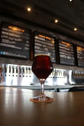 桌面上的透明酒杯