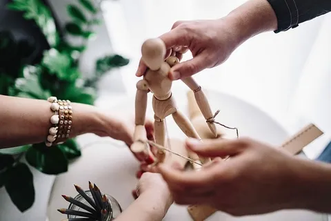 各种姿势的木制人体模型 各种姿势的木制人体模型