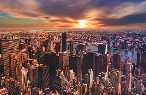 多云天空下的城市景观高角度视图 多云天空下的城市景观高角度视图