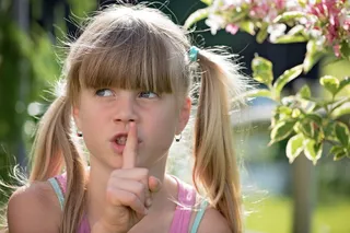 女孩，宋承宪手势，孩子，金发，夏天，出去，脸，视图