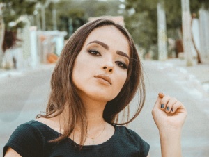 身穿黑色圆领上衣的女性拍摄自画像