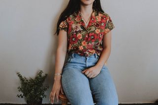 坐在绿色植物旁边椅子上的女人