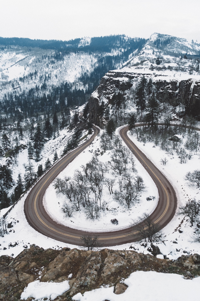 马蹄形道路，四周环绕，树木，雪，冬天，白色，寒冷，天气