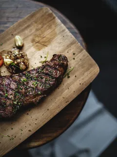 褐色砧板上的熟肉 褐色砧板上的熟肉