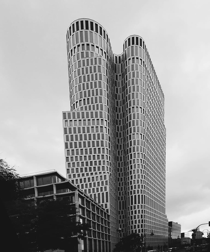 高层建筑灰度摄影