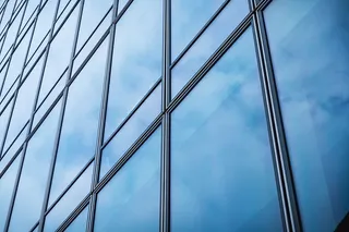 天蓝的摩天大楼商务办公室的窗户，城市中的企业大楼。