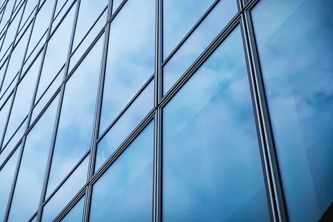 天蓝的摩天大楼商务办公室的窗户,城市中的企业大楼。 天蓝的摩天大楼商务办公室的窗户,城市中的企业大楼。
