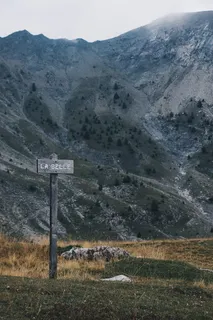 草地上的标牌、标牌、符号、拉塞尔、法国、安塞尔、山、木标牌