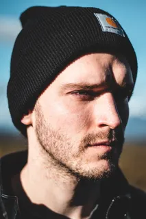 戴黑色卡哈特针织帽的男子