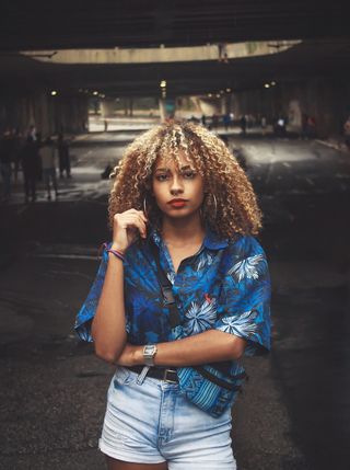 穿蓝色衬衫的女人