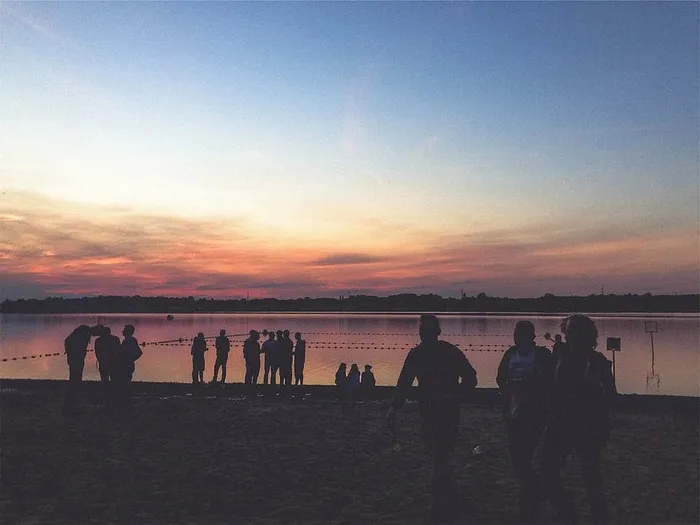 人，前面的身体，水，团体，站立，沙子，附近，身体