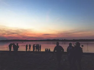 人，前面的身体，水，团体，站立，沙子，附近，身体