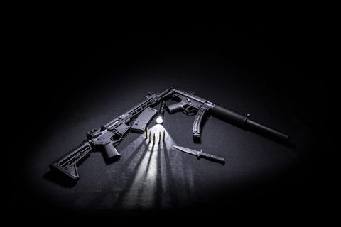 除了战术刀、子弹和火炬外，还有两支黑色突击步枪。