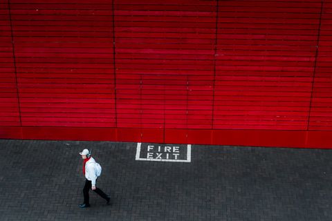 伦敦，英国，南岸中心，几何，白色衣服，红色围巾，封面，负空间