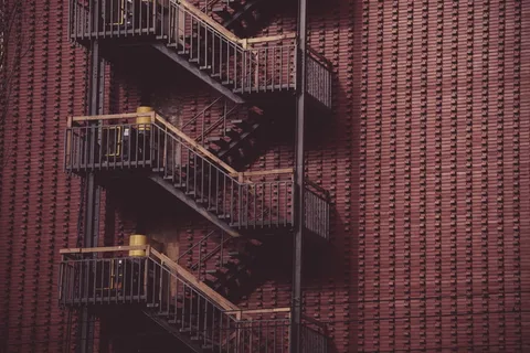 建筑,建筑,*,消防出口*,建筑结构,墙壁,砖墙,没有人 建筑,建筑,*,消防出口*,建筑结构,墙壁,砖墙,没有人